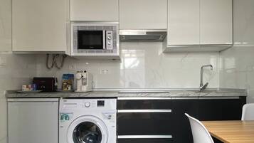 Réfrigérateur, micro-ondes, plaque de cuisson, cafetiÚre/bouilloire