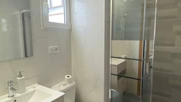 Milieuvriendelijke toiletartikelen, een haardroger, handdoeken