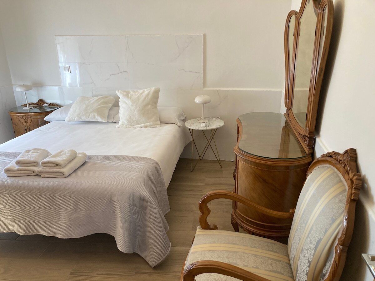 3 chambres, fer et planche à repasser, Wi-Fi, draps fournis