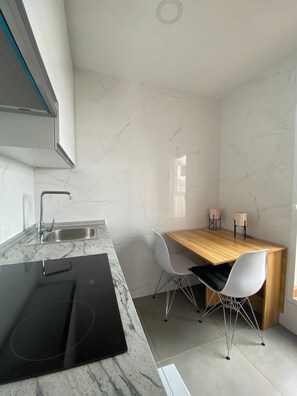 Fridge, microwave, stovetop, coffee/tea maker