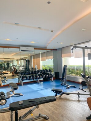 Fitness facility - Cozy 1-bedroom condo with AC and WiFi in located in the Heart of Makati (Makati)
