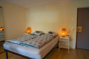 2 bedrooms, desk, iron/ironing board, WiFi