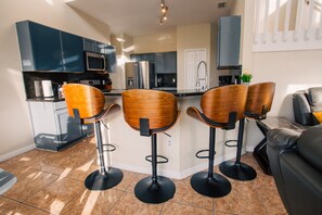 Fridge, microwave, oven, stovetop - Cheerful 5 bed - 4 bath Spacious Home (Kissimmee)