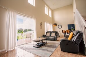 Living area - Cheerful 5 bed - 4 bath Spacious Home (Kissimmee)