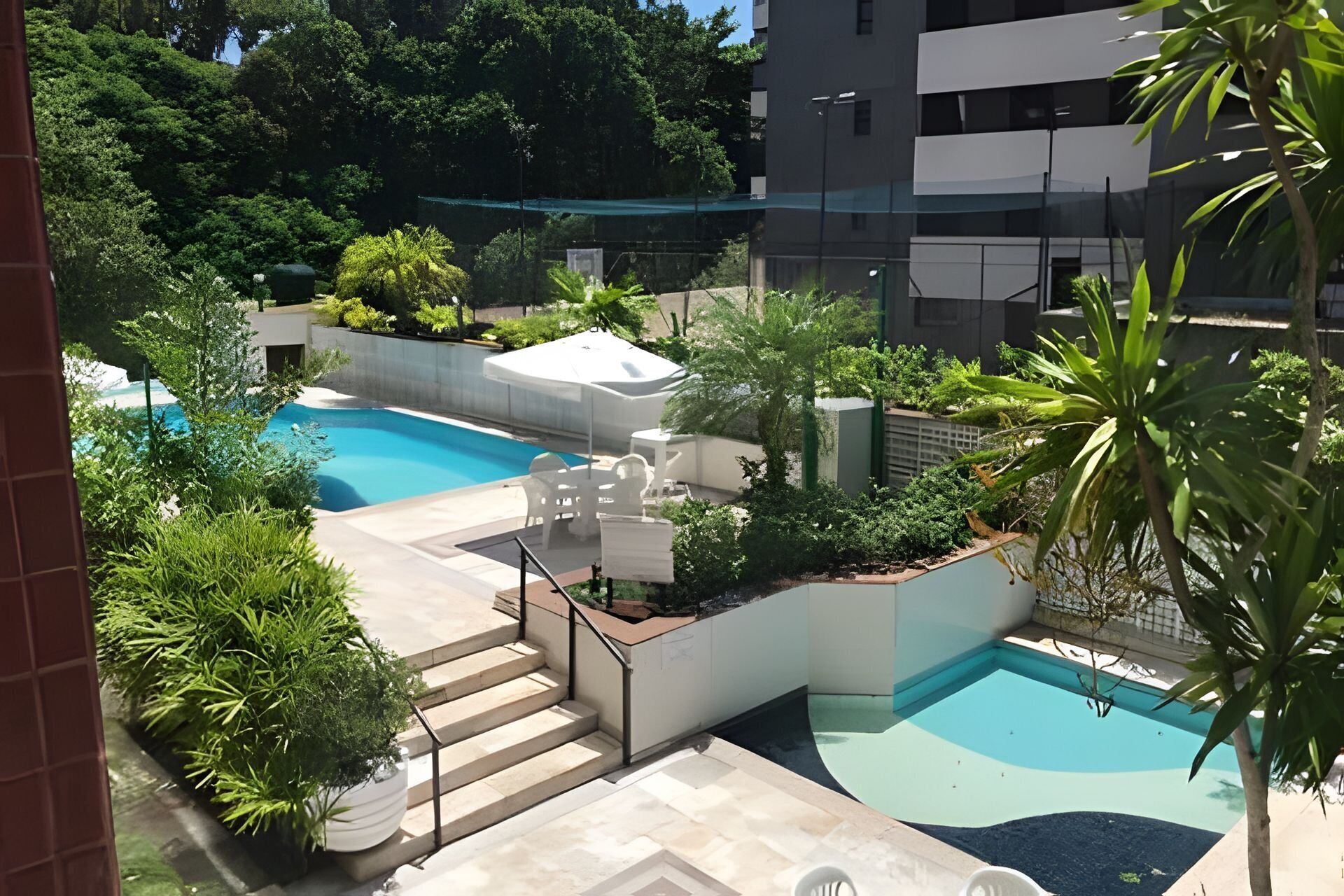 公寓 | 泳池 | 室外游泳池，09:00 至 22:00 开放，池畔遮阳伞，日光浴躺椅