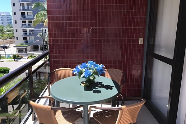 Apartment | Outdoor dining