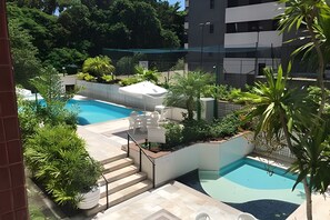 Outdoor pool, open 9:00 AM to 10:00 PM, pool umbrellas, pool loungers - M6 Praça das Artes 24 Duplex (Bertioga)