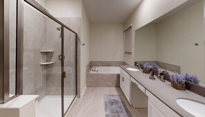 Hårtørrer, håndklæder, Shampoo, Toiletpapir