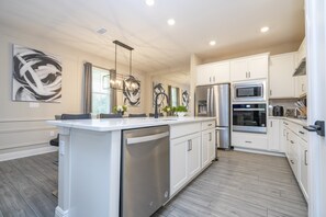 Fridge, microwave, oven, stovetop - Spacious and Luxury - 5bd - Game Room (Orlando)