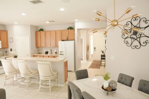 Dining - Spacious and comfortable 4 Suites Homes (Kissimmee)