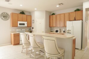 Fridge, microwave, oven, stovetop - Spacious and comfortable 4 Suites Homes (Kissimmee)