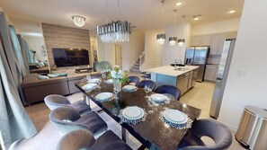 Dining - Spacious and Luxury 8 Bedrooms - Near Sea World (Orlando,)