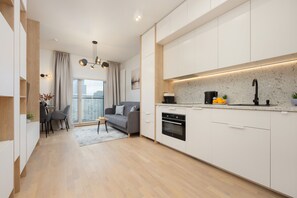 Full-size fridge, microwave, oven, stovetop