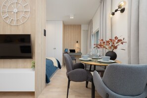 Studio, Küche | Wohnzimmer | 43-Zoll-Flachbildfernseher mit Satellitenempfang