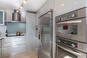 Familienvilla, Mehrere Schlafzimmer, 2 Bäder, Bergseite (Villa Dolce Vita With Private Pool) | Eigene Küche