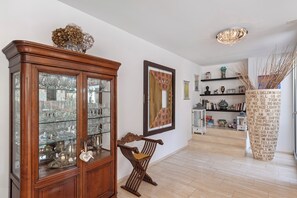Familienvilla, Mehrere Schlafzimmer, 2 Bäder, Bergseite (Villa Dolce Vita With Private Pool) | Innenbereich