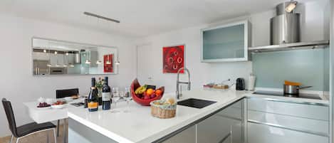 Frigorífico, microondas, horno y placa de cocina