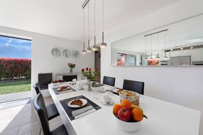 Biệt thự dành cho gia đình, nhiều phòng ngủ, 2 phòng tắm (Villa Dolce Vita With Private Pool) | Khu ăn u  ống