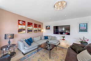 21-inch flat-screen TV with cable channels, TV, table tennis - Villa Dolce Vita With Private Pool (Lugano)