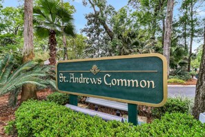 A sign for St. Andrews Common with a green background and gold lettering. - Walk to Beach & Golf | 2 BR Palmetto Dunes Villa (Hilton Head Island)