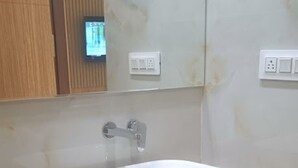Shower, rainfall showerhead, slippers, towels - Country Green Hotel (Bareilly)