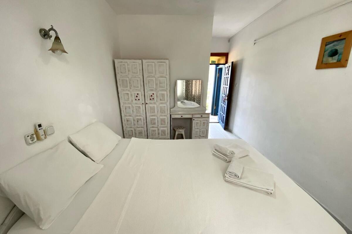 Premium bedding, WiFi (free), bed sheets