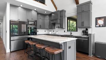 Køleskab, mikrobølgeovn, ovn, kogeplade