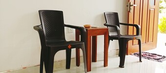 Relaxation Redefined: Discover Serene Living in Hikkaduwa! 5min walk to Beach!
