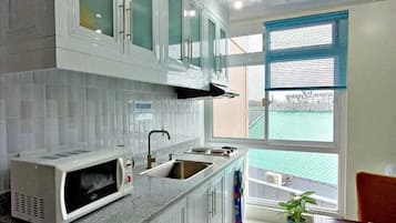 Condo | Cocina privada | Frigobar y utensilios de cocina 