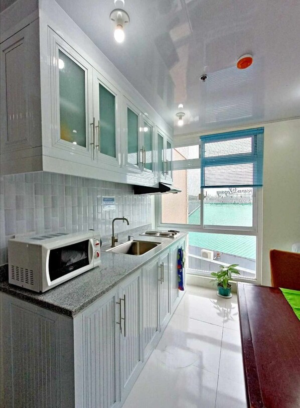 Condo | Private kitchen | Mini-fridge, cookware/dishes/utensils