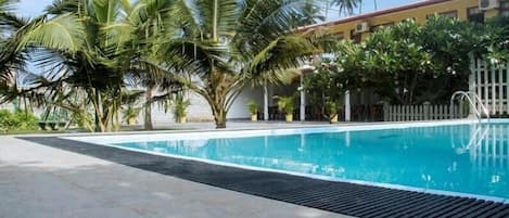 Una piscina al aire libre