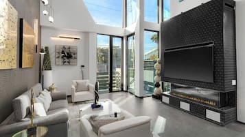 Smart-TV, Kamin, DVD-Player, Bücher