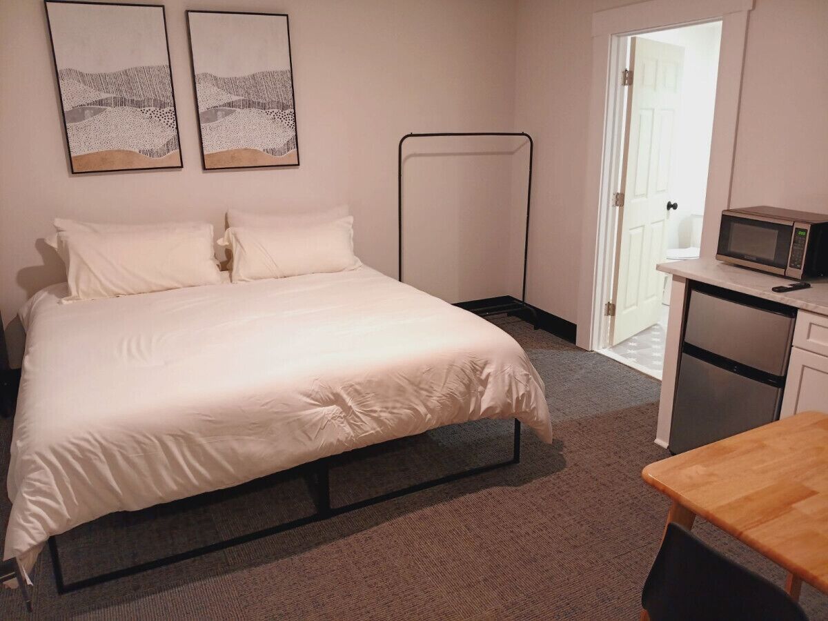 Location, Location, Location! Newly Remodeled Orange St Boutique Hotel King Bed