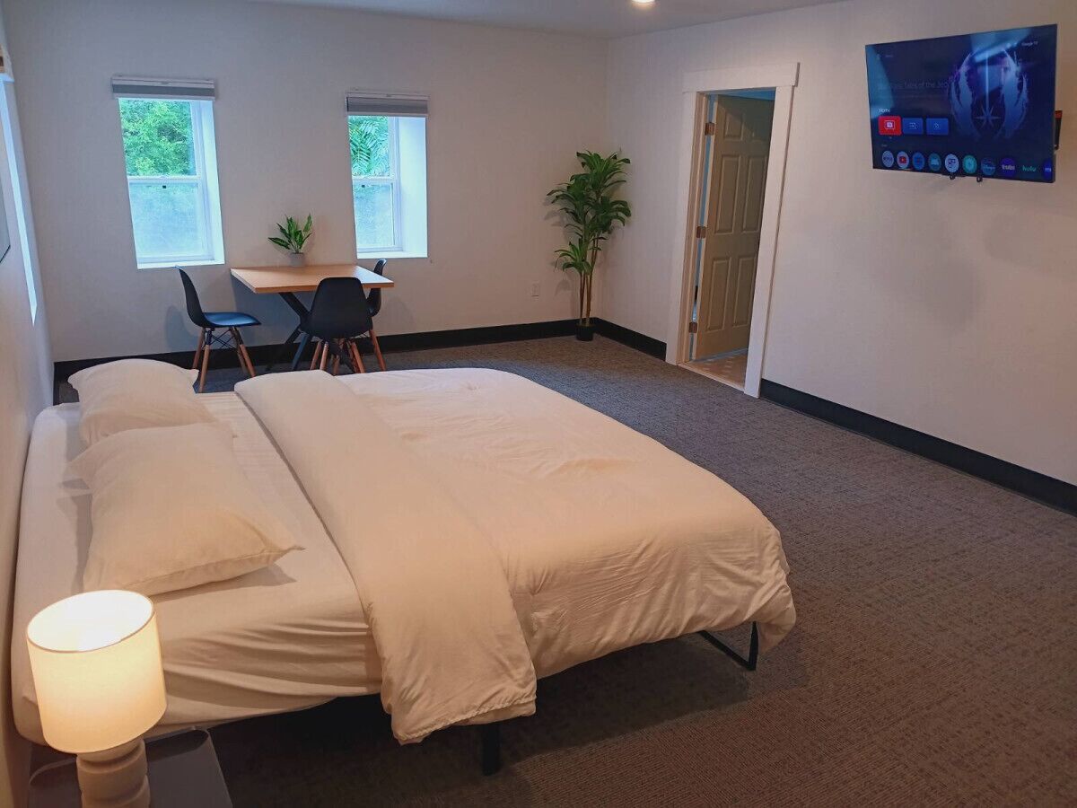 Location, Location, Location! Newly Remodeled Orange St Boutique Hotel King Bed