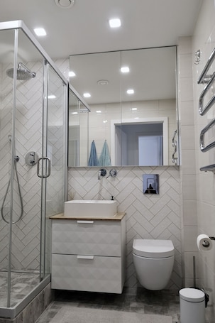 Shower, free toiletries, hair dryer. Homely Apartment in Kedainiai