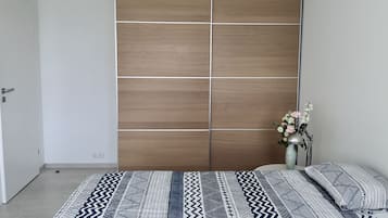 2 habitaciones, escritorio, tabla de planchar con plancha y wifi gratis