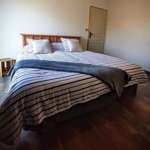 3 habitaciones, tabla de planchar con plancha, wifi y ropa de cama 