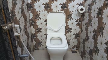 Douche, douche à « effet pluie », peignoirs, serviettes fournies
