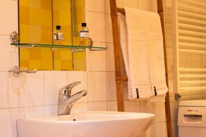 A bathroom with a white sink, a mirror, and a towel rack. - Holiday Home near Noordwijk Beach (Noordwijkerhout)