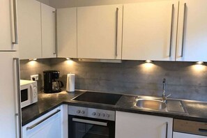 Fridge, microwave, oven, stovetop - Seepark Burhave Haus 8 (Butjardingen)