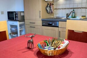 Kjøleskap, mikrobølgeovn, ovn og kokeplater