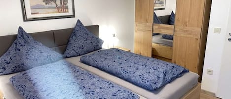 2 habitaciones, cuna de viaje, wifi gratis y ropa de cama