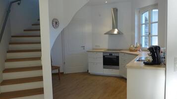 Køleskab, mikrobølgeovn, ovn, kogeplade