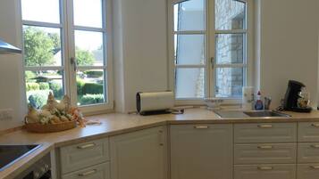 Kühlschrank, Mikrowelle, Ofen, Herdplatte