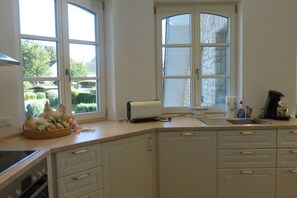 Kühlschrank, Mikrowelle, Ofen, Herdplatte