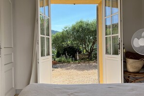 4 chambres, fer et planche à repasser