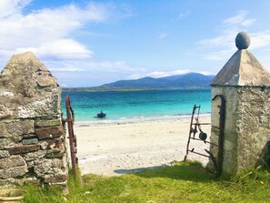 På stranden, solsenger og strandhåndklær