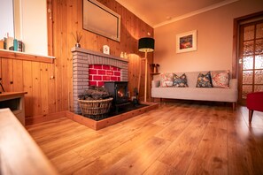 Televisión, chimenea, reproductor de DVD y futbolito