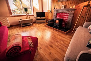 Fernseher, Kamin, DVD-Player, Tischfußball