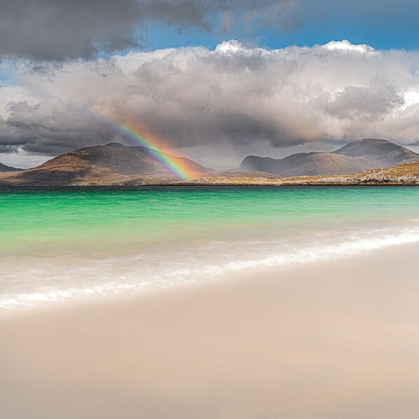 En la playa, camastros y toallas de playa